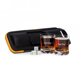 Froster Whisky-Liebhaber-Set mit kühlen Würfeln und Aufschrift auf den Gläsern